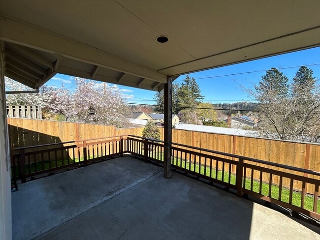 Building Photo - AVAILABLE NOW!! 3bd/2ba FANTASTIC Dead End...