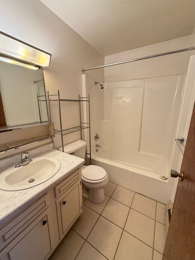 Building Photo - AVAILABLE MAY - Large 2 Bedroom Apartment!