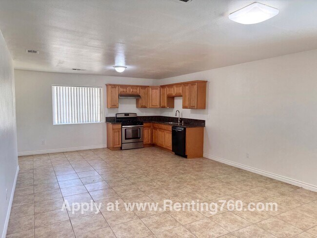 Building Photo - 3 Bed 2 Bath Home With Scenic Desert Views