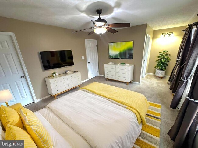 Building Photo - 2108 Commodore Ct