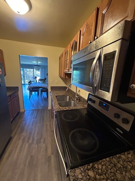 Building Photo - 779 Watersedge Dr