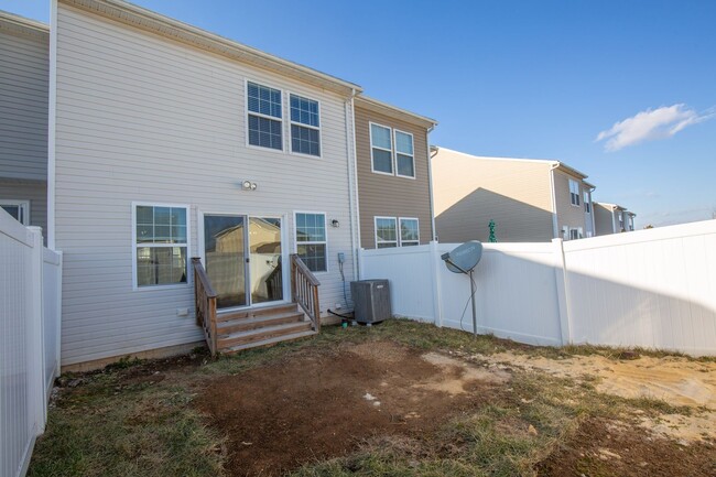 Building Photo - 3 bed, 2full/2 half bath Townhome in Marti...