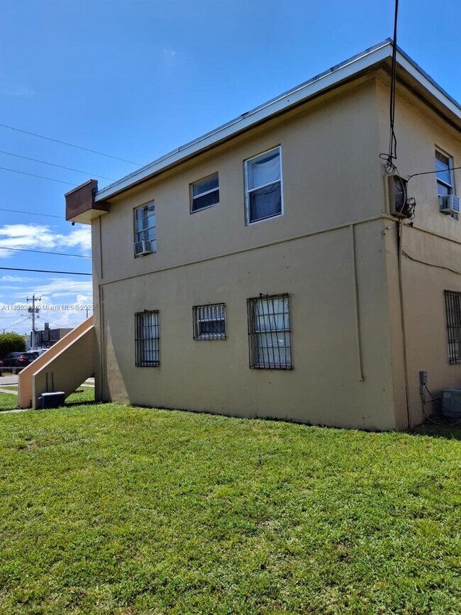 Building Photo - 4725 NW 33rd Ave