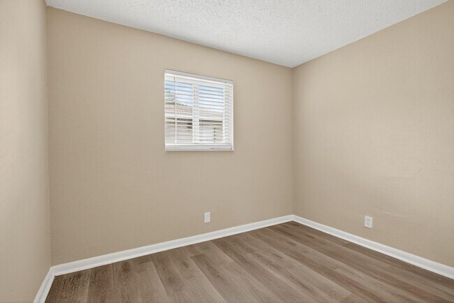 Building Photo - 3201 NE 7th Ave