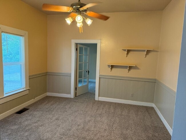 Building Photo - 3 Bedroom 1.5 Bath Downtown Dixon *STAR RENTALS