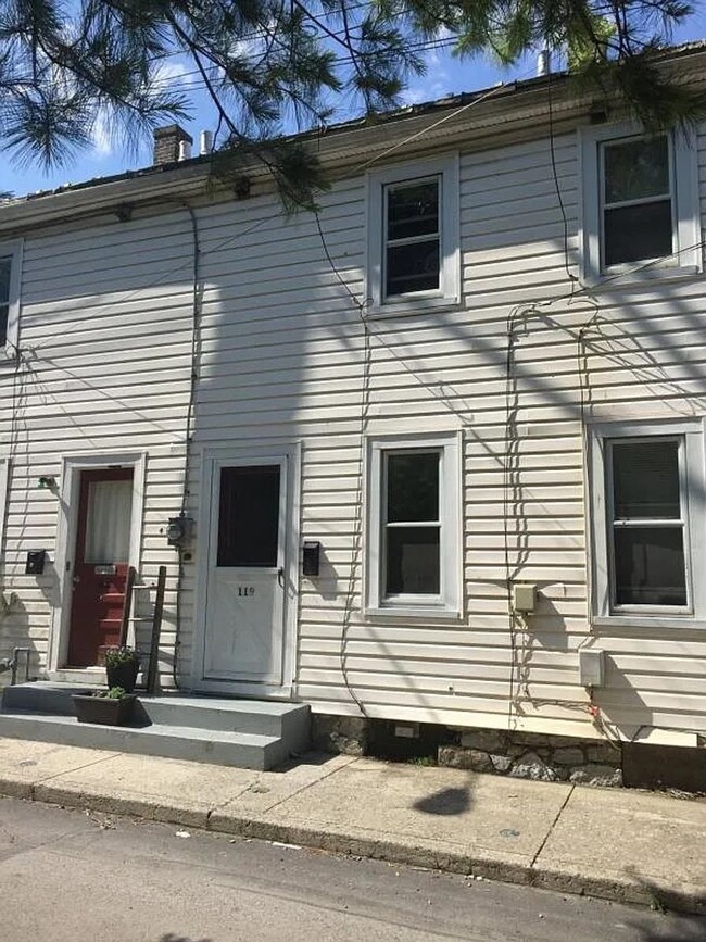 Building Photo - Introducing a pleasant 2-bedroom, 1-bathro...