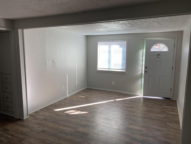Building Photo - 3633 Mistletoe Ave