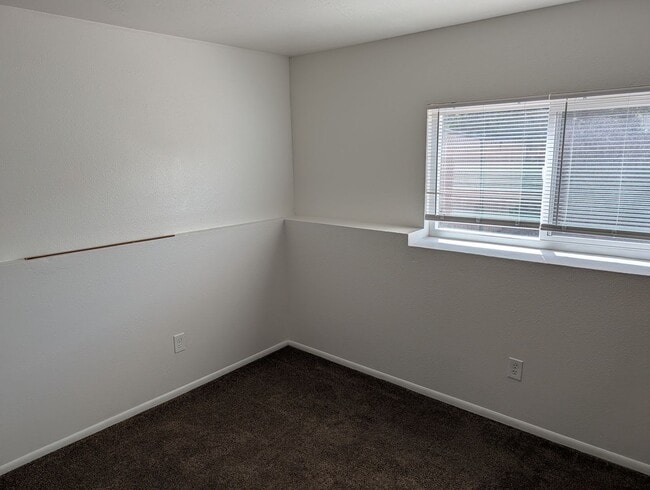 Building Photo - 4 Bedroom 1.5 Bath Twin-Home