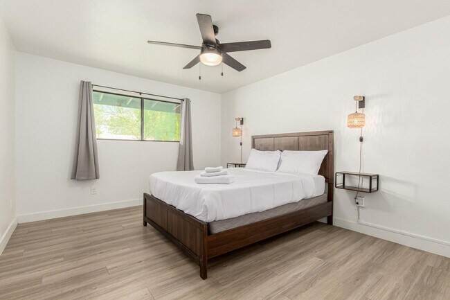 Building Photo - 6622 E Avalon Dr