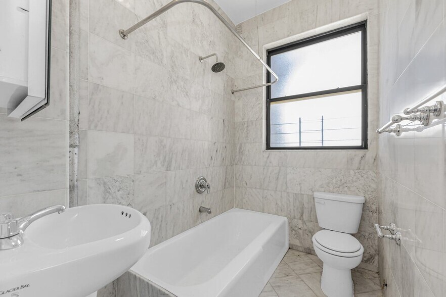 Building Photo - 220 W 98th St