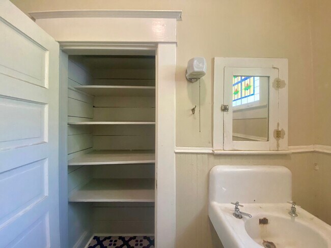 Building Photo - Charming 2/1 in Hyde Park- 4518 Depew!