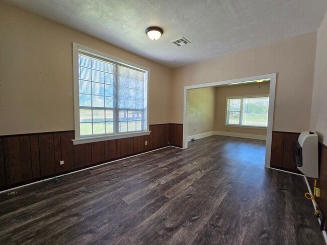 Building Photo - 400 S Cash