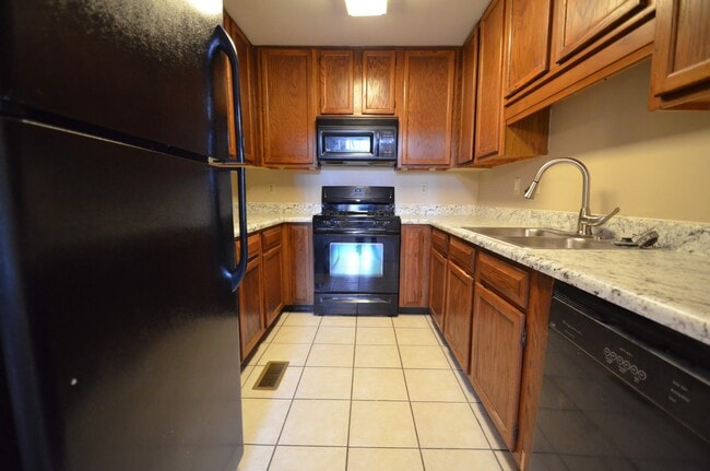 Building Photo - 1308 Poplar Pointe