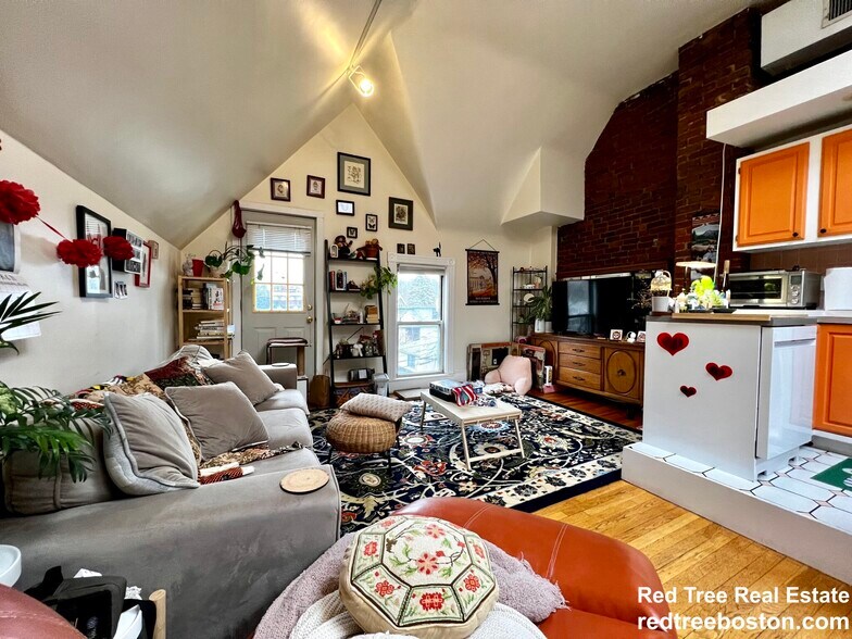 Building Photo - 1678 Beacon St