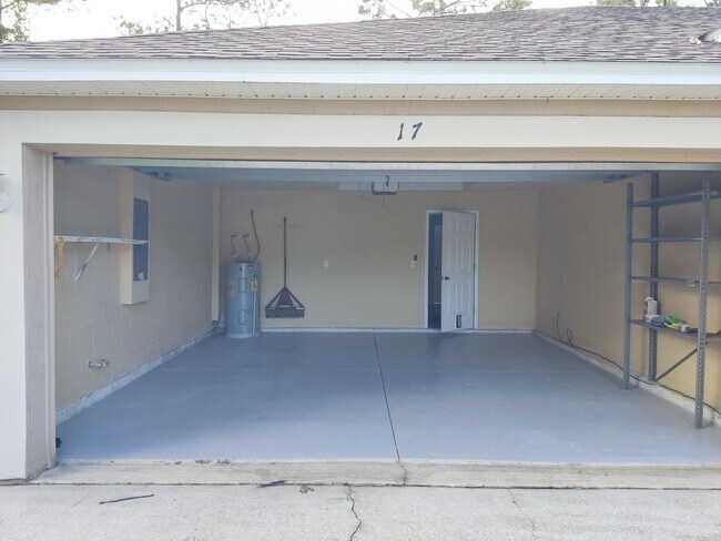 Building Photo - 3/2/2 House with screened in porch, on a c...