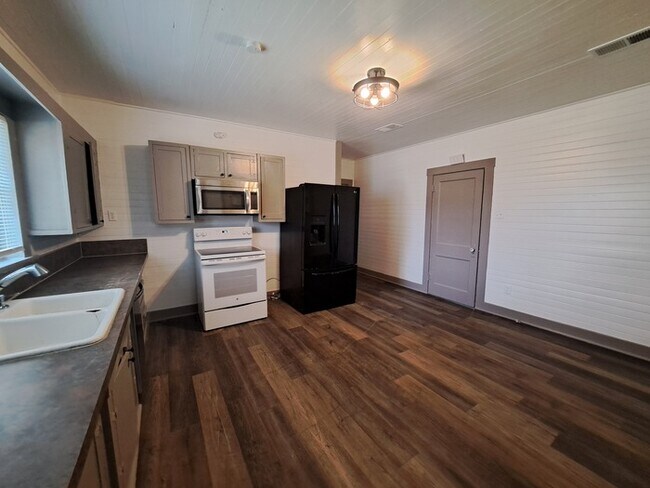 Building Photo - 208 S Andrews Dr