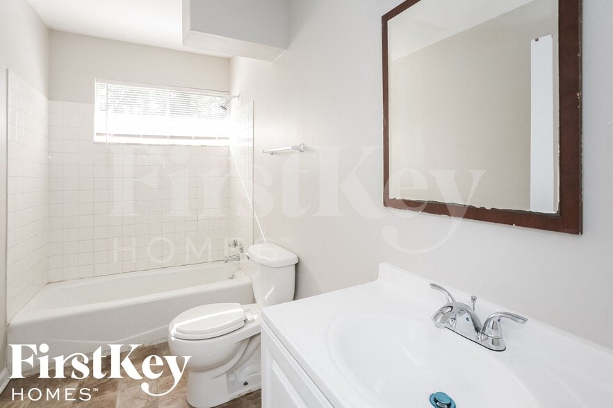 Building Photo - 5779 N Alton Ave