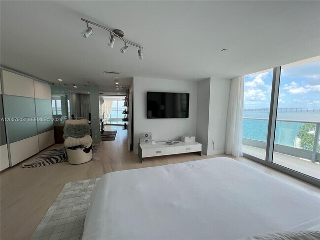 Building Photo - 1331 Brickell Bay Dr