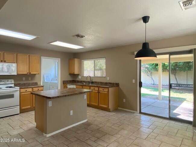 Building Photo - 4018 E Tether Trail