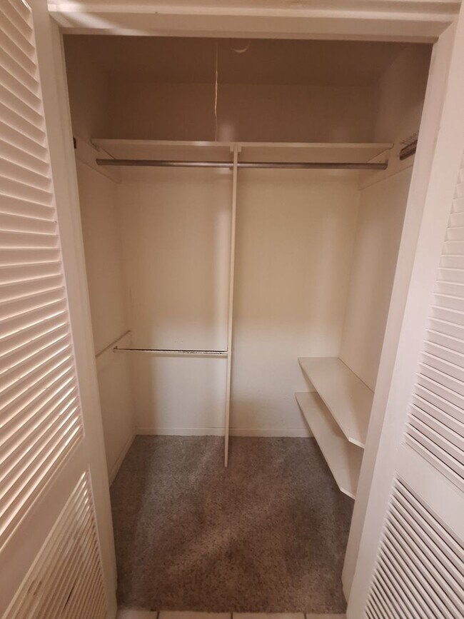 Building Photo - Spacious 3 bedroom, 2 bath