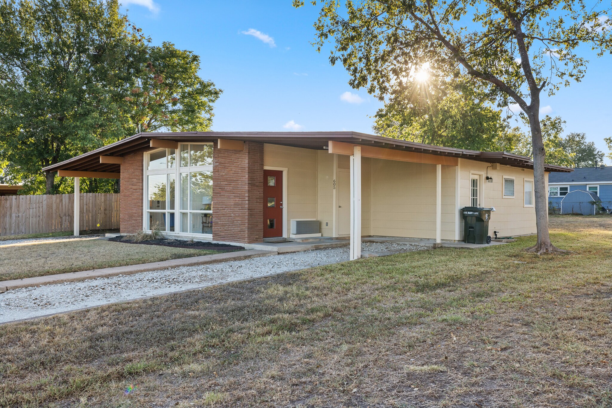 Building Photo - 605 Mary Lake Dr