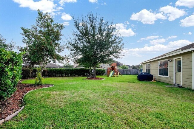 Building Photo - 615 Salma Ct