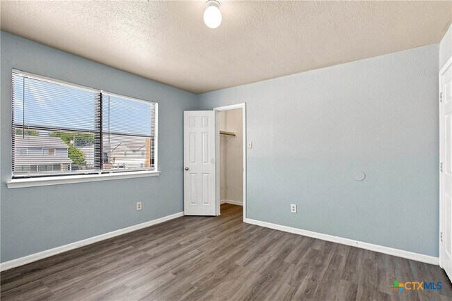 Building Photo - 3410 Victoria Cir