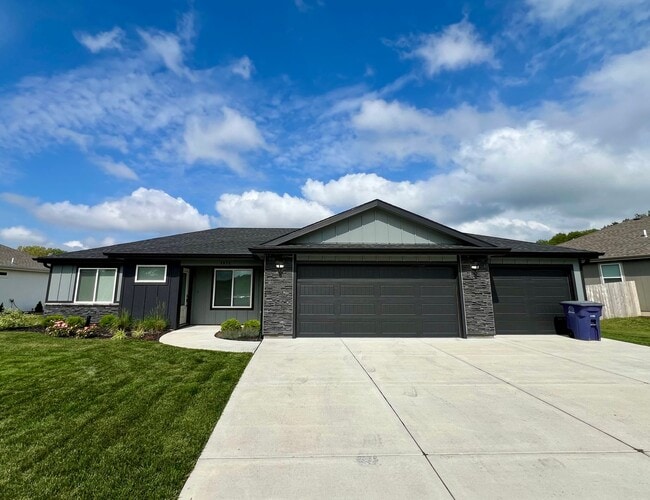 Building Photo - Modern Single-Family Home in Scenic Meadows Neighborhood