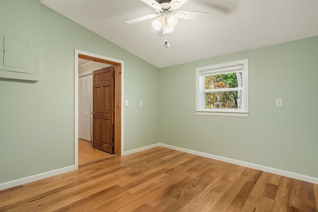 Building Photo - Rare 1-Bedroom in Fairview with Bonus Room...