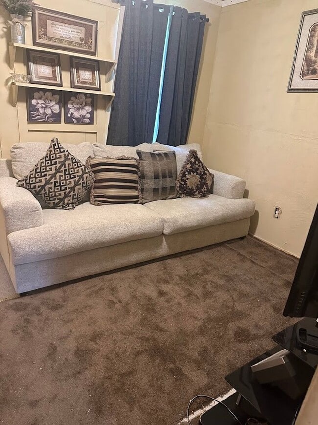 Building Photo - Refurbished - 3 bdrm 1.5 bath