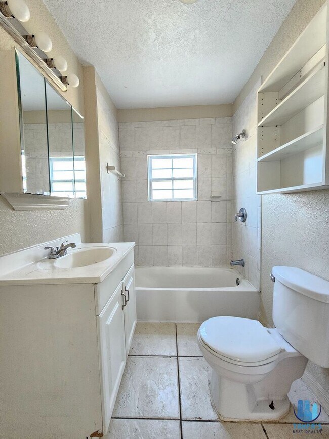 Building Photo - Beautiful 3 Bed | 2 Bath HOME on a DOUBLE LOT located in central Lakeland for rent and available ...