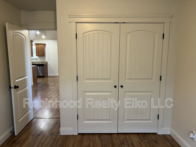 Building Photo - 279 Country Club Pkwy