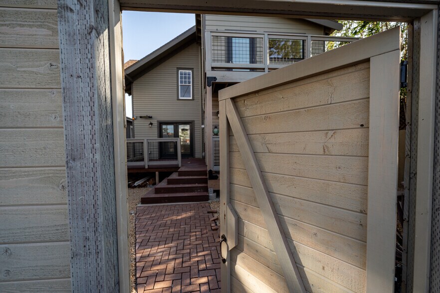 back gate toward back yard - 1258 Essex St