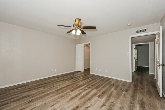 Building Photo - 514 Woodcrest Way