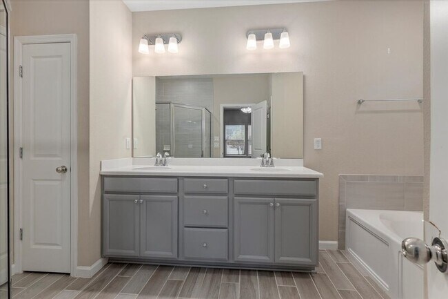 Building Photo - 1719 Amberly Dr