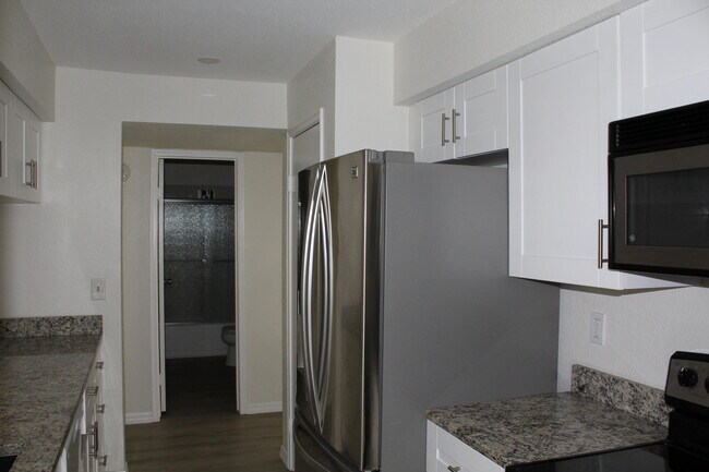 Building Photo - 899 Riverside Dr