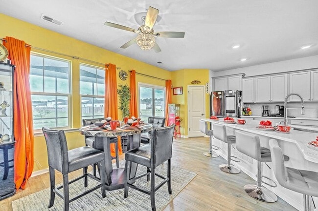 Building Photo - 6 Bedroom, 4.5 Bathroom Home in Cane Bay - Summerville