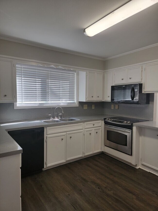 Building Photo - 4 Bedroom 2 bathroom