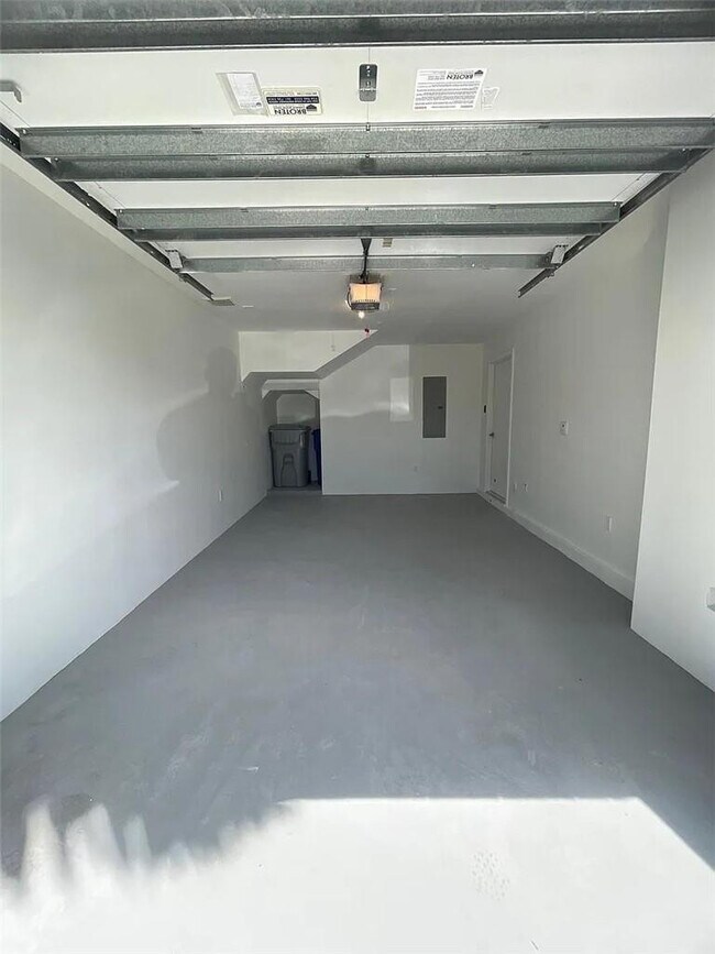 Building Photo - 113 SE 1st Cir