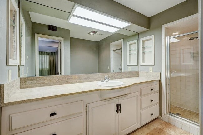 Building Photo - 6325 Glenbrook Ct