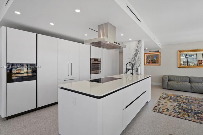 Building Photo - 520 Brickell Key Dr