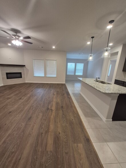 Building Photo - 3041 Hollybrook Ln