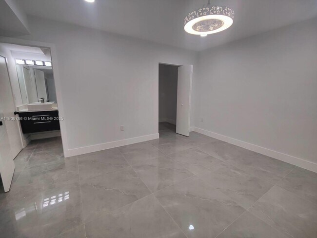 Building Photo - 5109 Banyan Ln