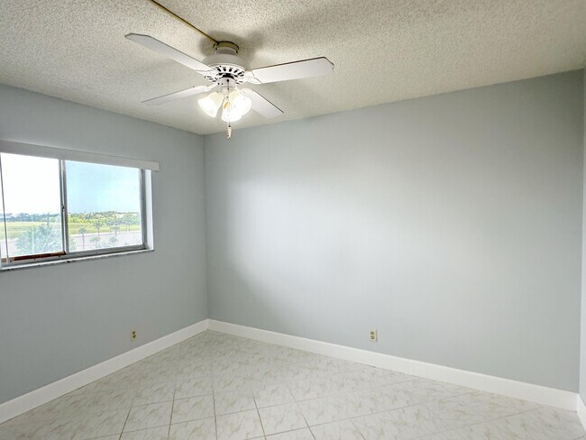 Building Photo - 2220 N Cypress Bend Dr