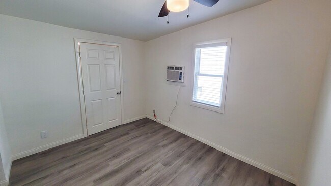Building Photo - m6205-07