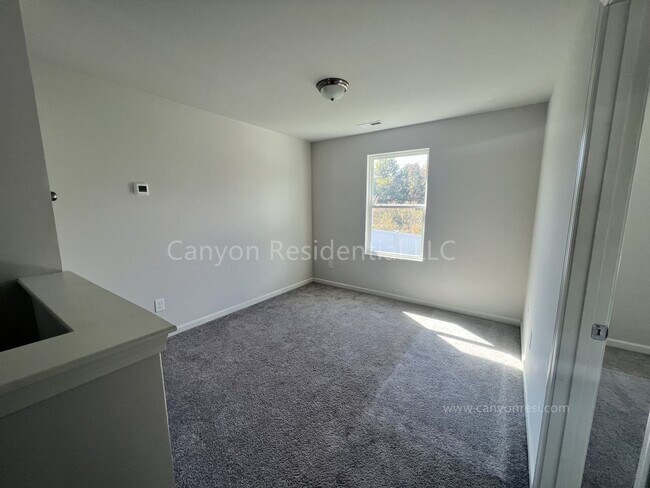 Building Photo - Beautiful 3b Room!Move in ready!