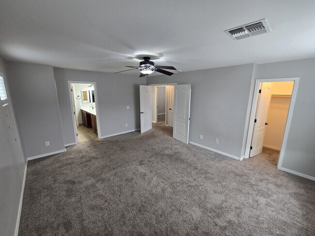 Building Photo - 950 S Wallrade Ln