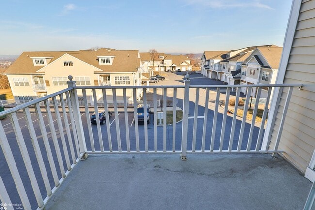 Building Photo - Bright, spacious 2-bedroom / 2-bath condo available now!