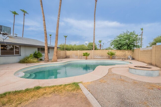 Building Photo - 2543 E Huntington Dr