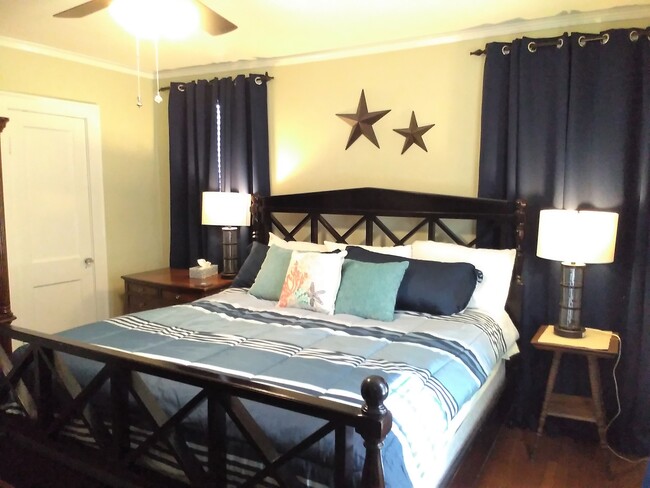 Building Photo - 707 Columbus Dr